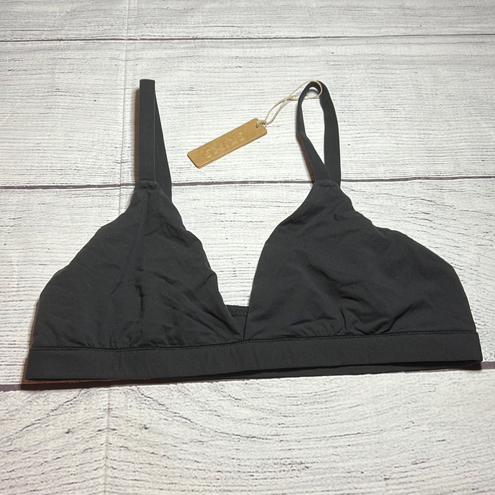 SKIMS FITS EVERYBODY TRIANGLE BRALETTE Onyx  size medium - took tag off